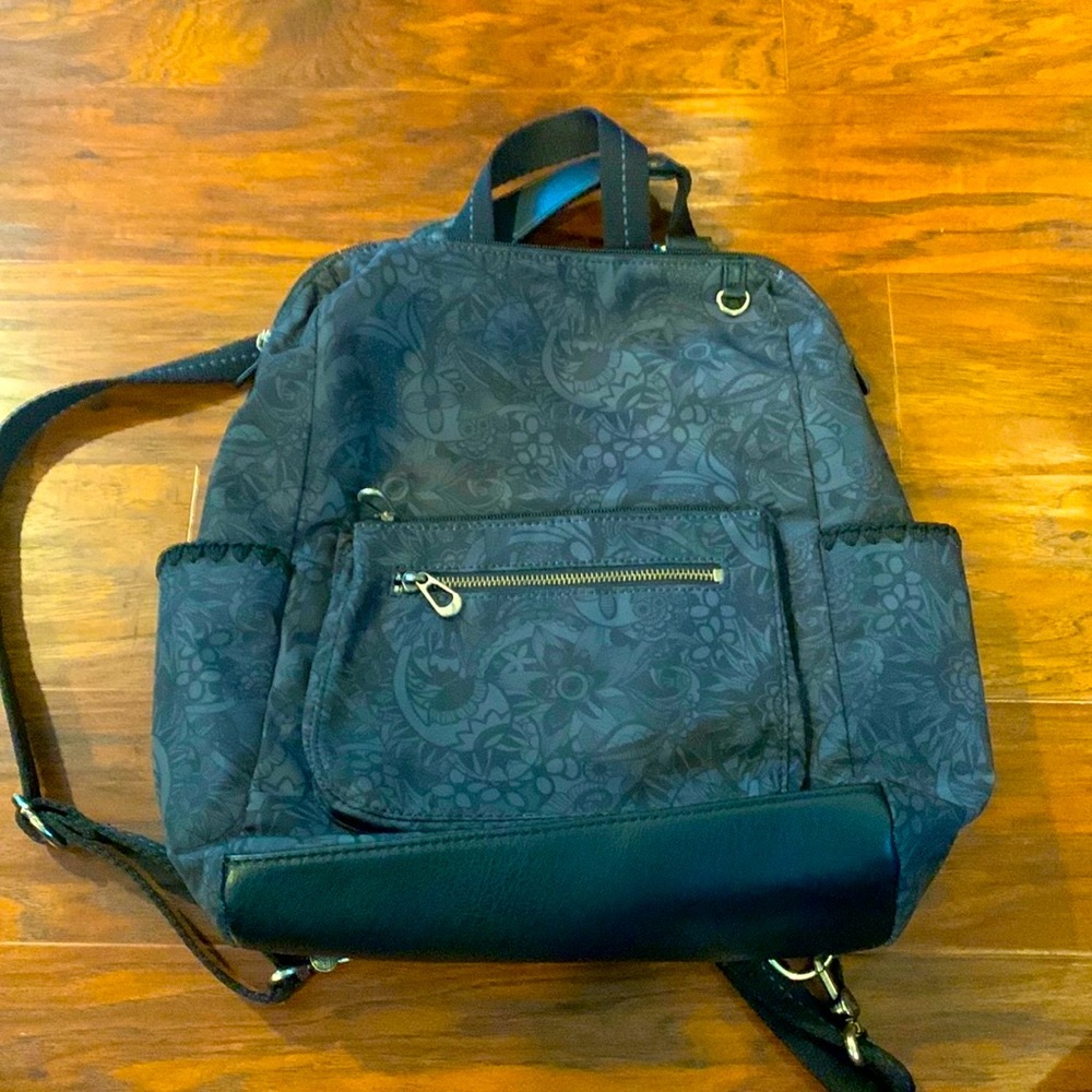 In excellent condition!! Sakroots Loyola backpack purse bag